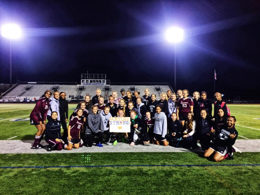 SHS+girls+soccer+team+supports+Pleasant+Valley+player