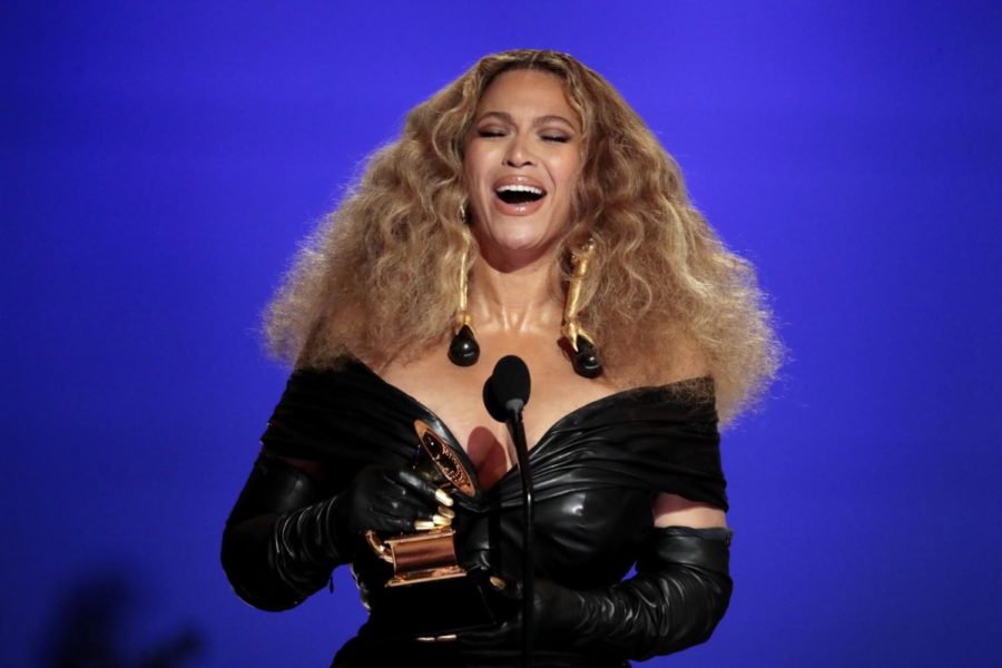 Beyoncé holding her 25th award at the 63rd annual GRAMMYs