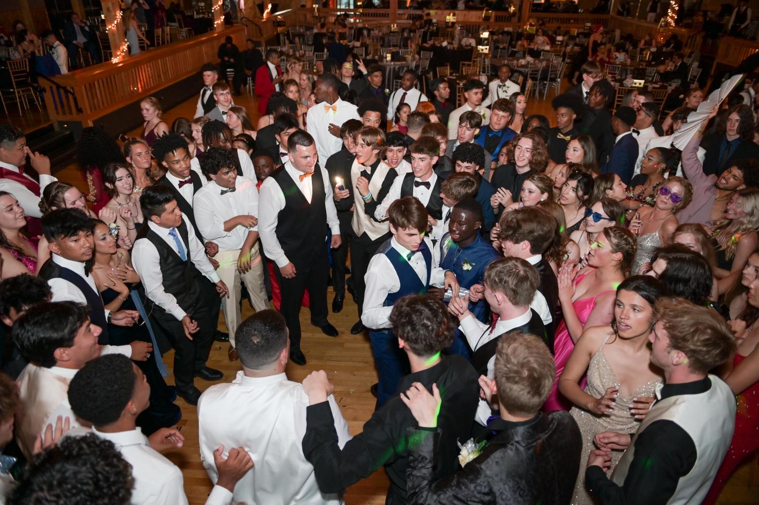 SHS students celebrate annual prom at Penn’s Peak – Mountaineer