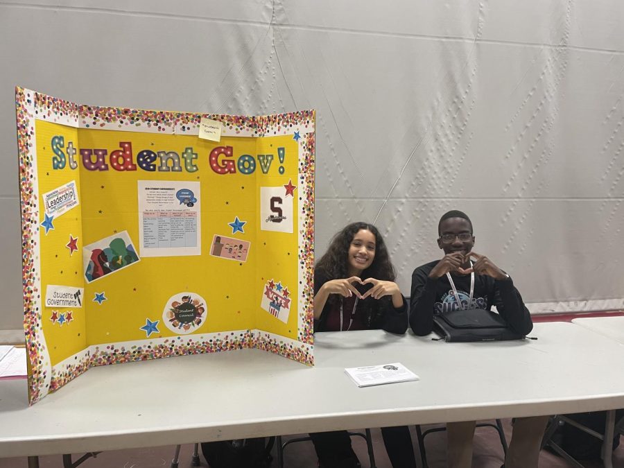 Sophomores Amie Garcia and William Awuah advocate for Student Government at the activities fair