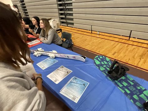 Students come to check out the Ski & Snowboard table at this years activity fair.
