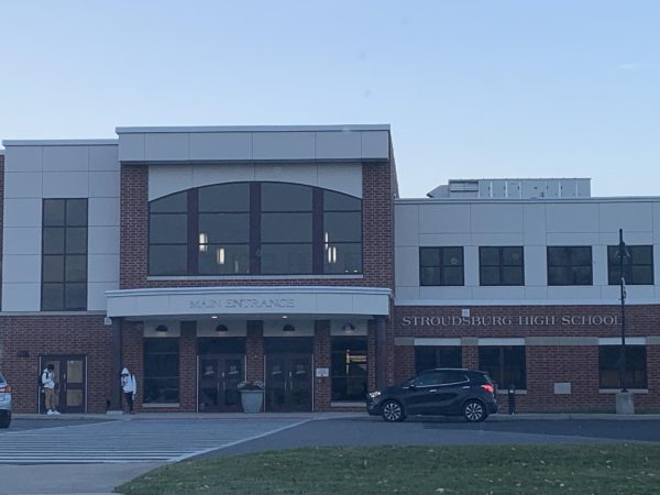A picture of the main entrance of Stroudsburg High School.
