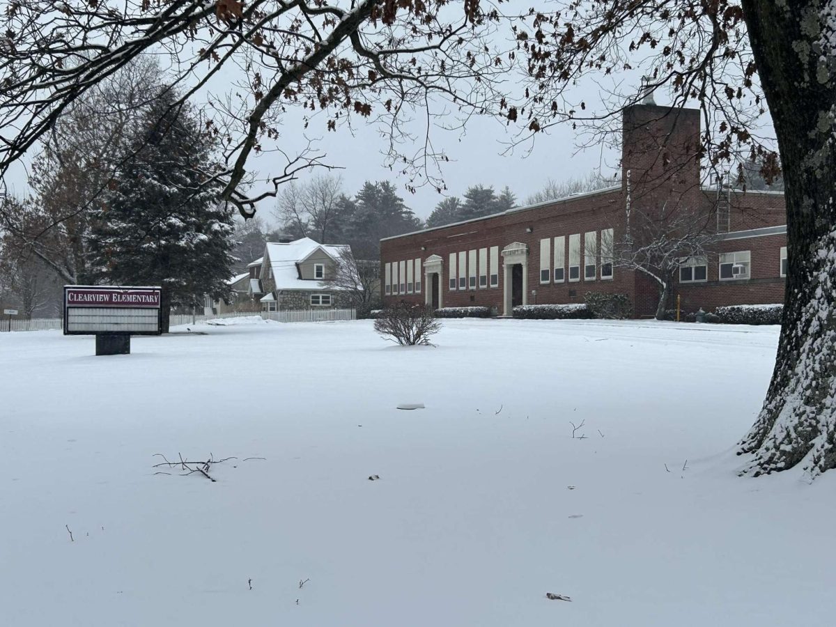 Clearview+Elementary+sits+in+freshly+coated+snow+as+snow+continues+to+fall.