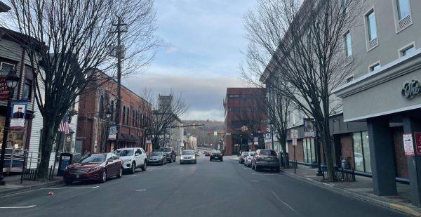 Main Street bustles as businesses close during a week day