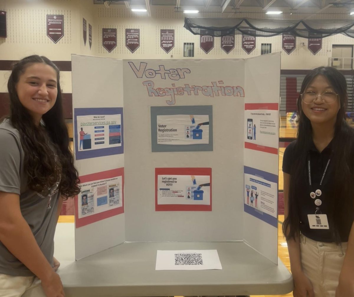 Juniors Lila Smedley and Tanya Sathapornwongkul at the voter registration table at the activity fair.