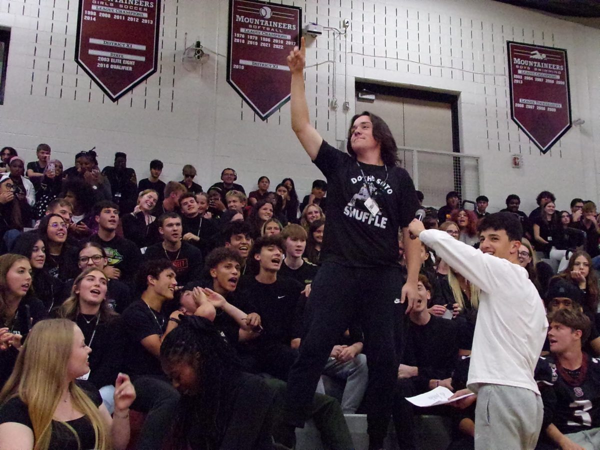 Anthony Knight, '25, leading the senior class by finishing the lyrics of "Mr. Brightside."