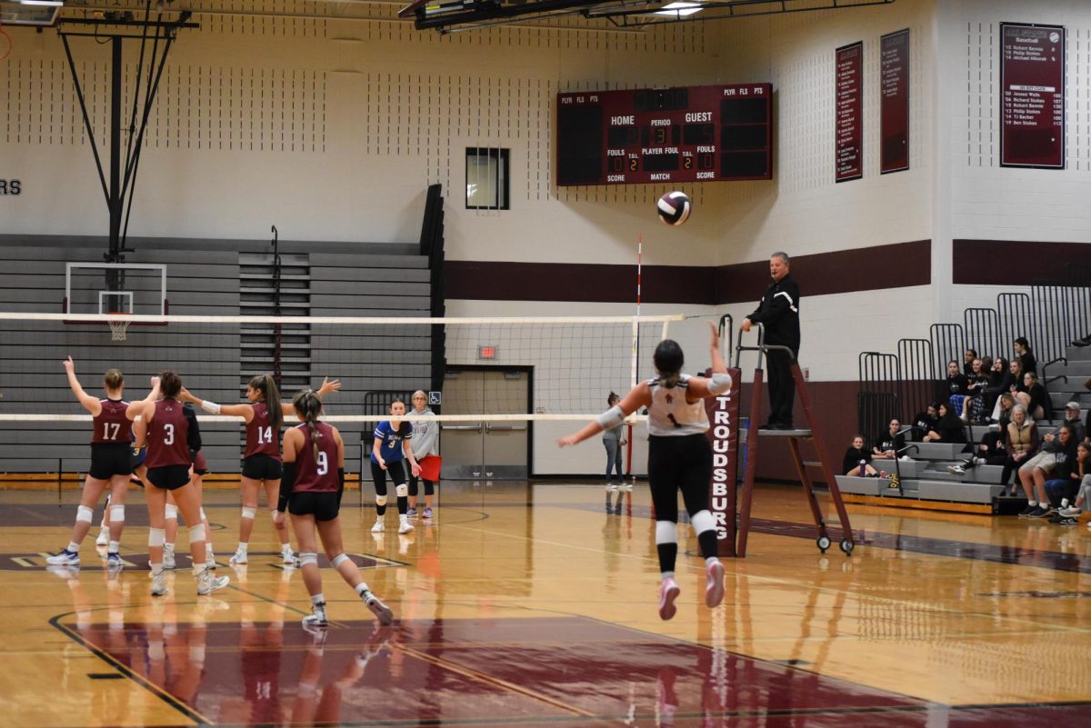 Lara DeFreitas '25 serving it up 