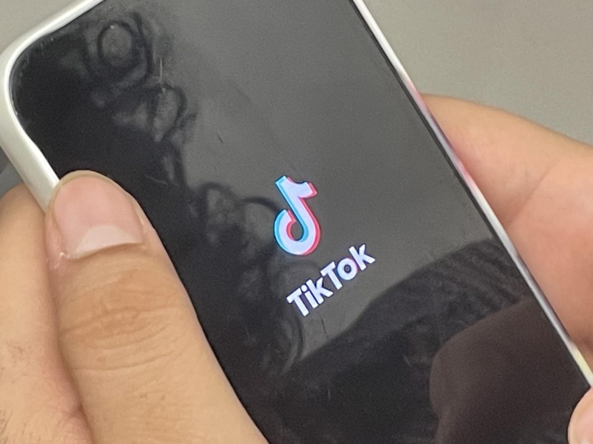 A shs student showing the loading screen when they open the TikTok app. 