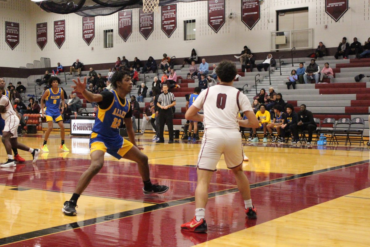 Alex Pacitti '25, passing the ball.